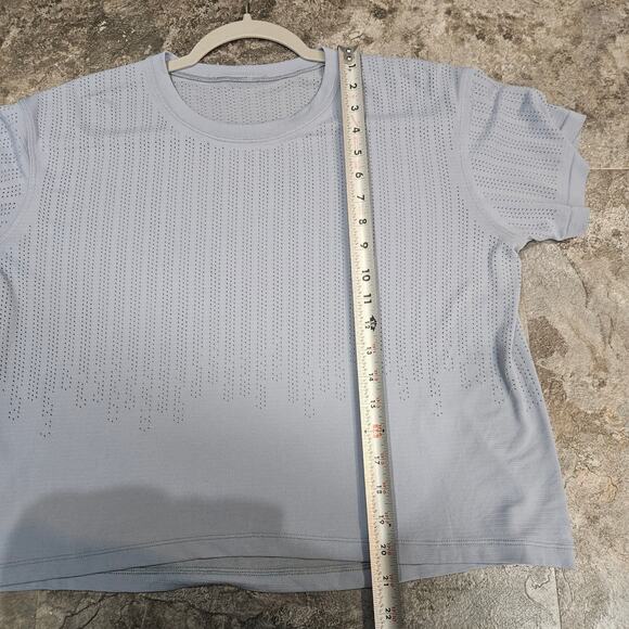 Lululemon Women’s Light Blue Perforated Training T-Shirt Short Sleeve Size 8/10 - Picture 6 of 7